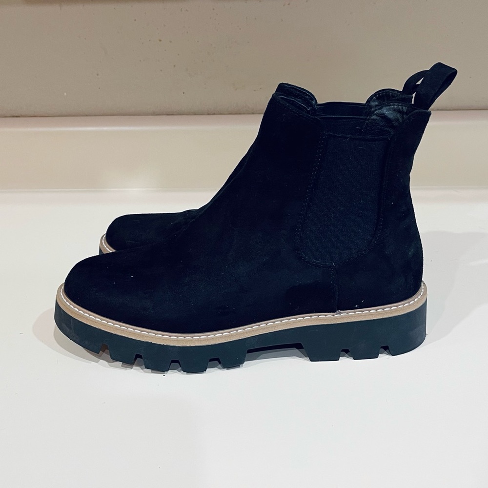 WOMEN'S CHINESE LAUNDRY PIPER CHELSEA BOOTIES -SIZE 9